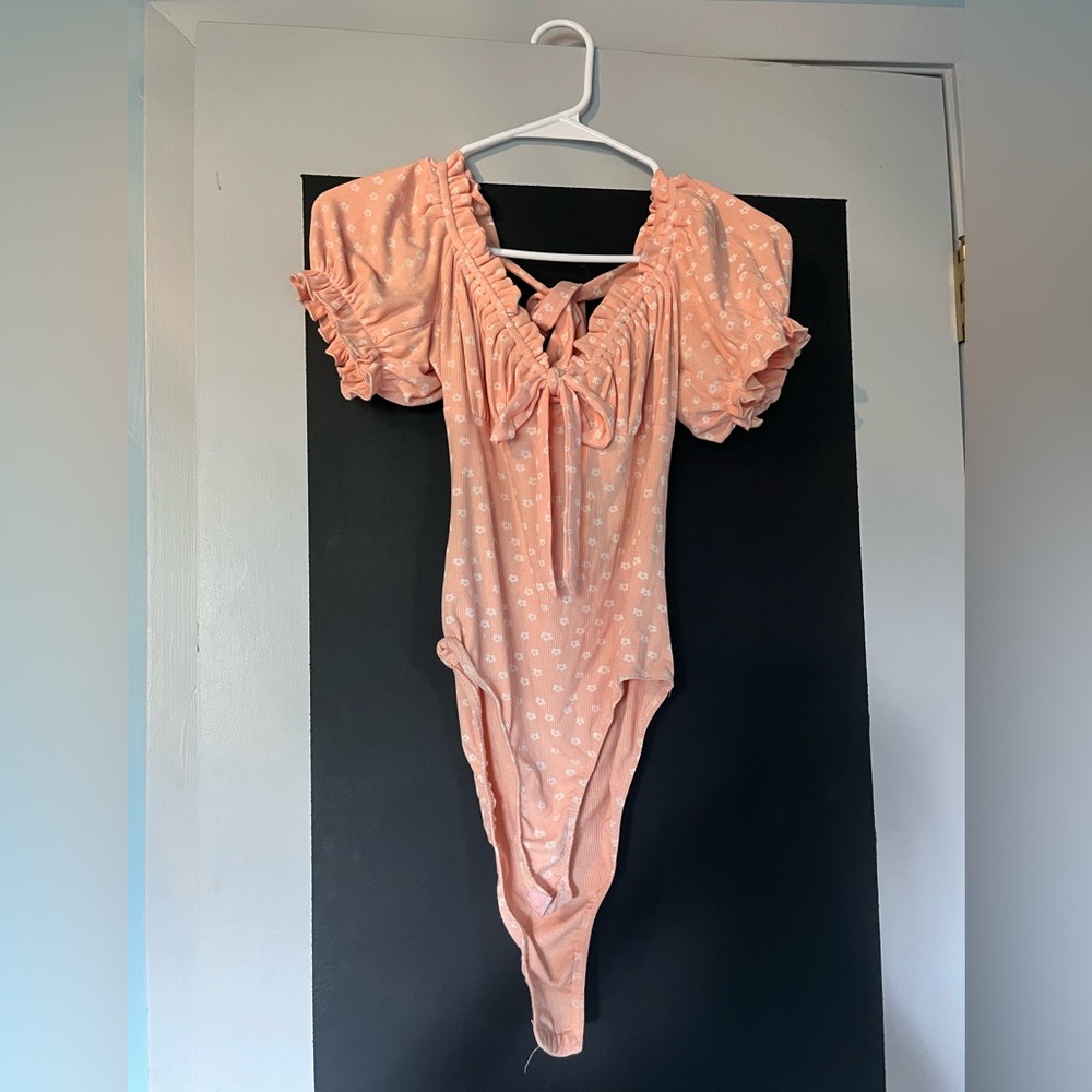 Short sleeve body suit